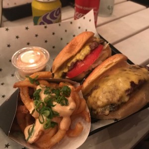 hamburguesas con curly fries 