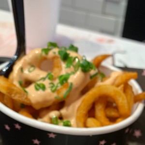 curly fries con beauty sauce