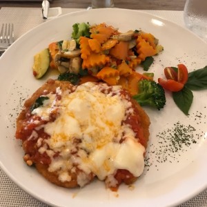 Pechuga parmegiana con vegetales salteados