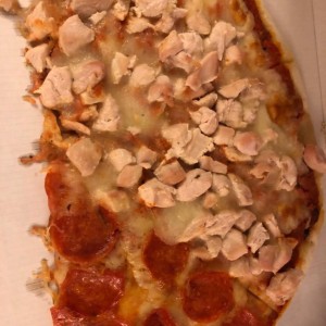 Pizza de Peperonincon pollo y queso