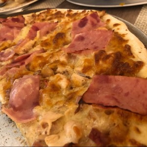 Pizza a la Carbonara! con Extra de Pollo y Jamon! 