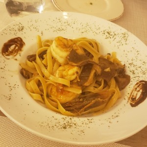 Fetuccini con camarones y hongo portobello