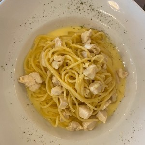 Spaguetti con pollo y salsa blanca 