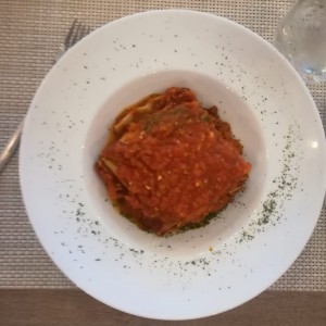 lasagna de carne en salsa roja