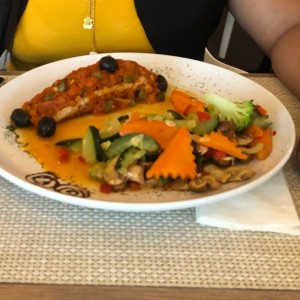 Salmon con ensalada de vegetales