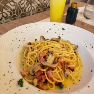 pasta de tocino y hongos