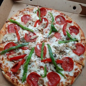 Pizza pepperoni, vegetables y hongos!