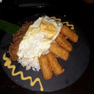 Ropa vieja con yuca frita y arroz.
