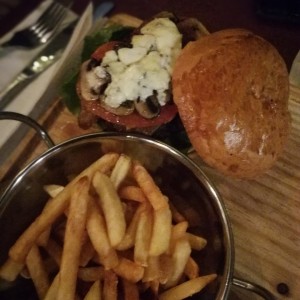 House Burger, lechuga, tomate, hongos, tocino, queso azul (