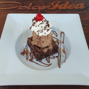 brownie con helado de chocolate