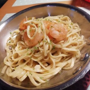 lenguini al olio con camarones 