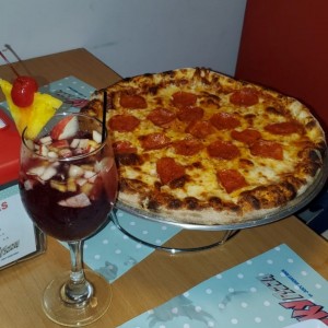 Pizza de Peperoni y Sangria tinta