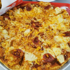 Pizza de peperoni, pollo y piña