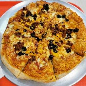 Pizza de pollo, aceitunas negras y carne molida 