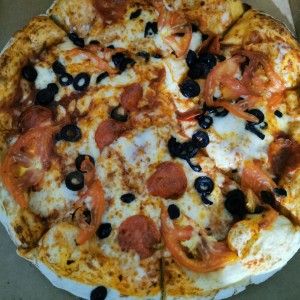 Pizza de tomate, aceituna negras y peperoni