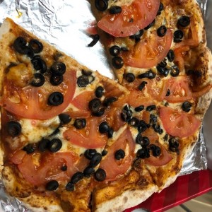 pizza de tomate y aceitunas