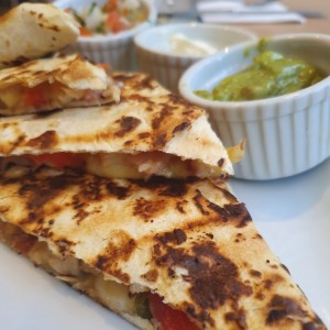 QUESADILLA DE POLLO / CHICKEN QUESADILLA