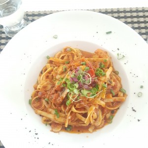 Fettucini salsa arrabiata con hongos tomate cherry, brocoli y camarones