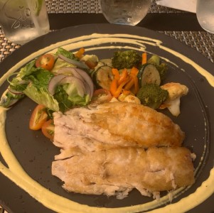 Filete de corvina a la plancha con vegetales y ensalada