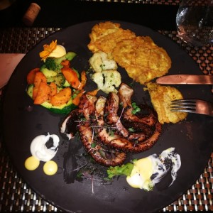 Pulpo al grill con patacones y vegetales