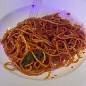 Spaguetties  en Salsa de Tomate Fresco con Albahaca y Queso Parmesano