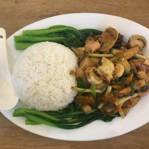 arroz de jazmin, hojas de mostaza y combinacion de mariscos