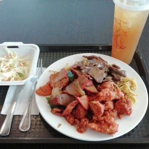 Chow Mein con pollo, puerco y carne, ensalada y Limonada