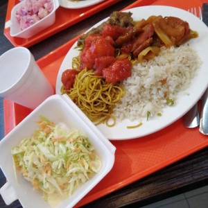 arroz blanco + Chow mein + pollo agridulce+ costillitas+ puerco asado + ensalada de repollo.
