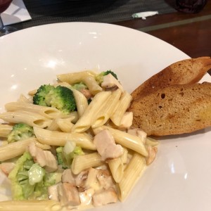 Penne en salsa de pollo y brocoli