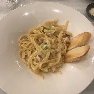 Fetuccini con pollo, brocoli y salsa de ajo