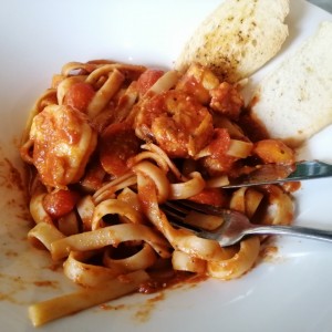 Pasta con camarones en salsa roja