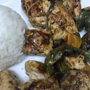 Brichetas de pollo con arroz blanco