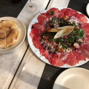 Carpaccio de res y pan pita