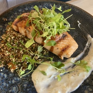 Salmon con tabule de quinoa 