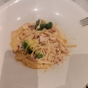 pasta con pollo y brocoli y salsa de ajo