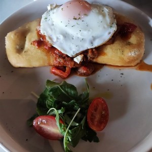 Desayuno, hojaldra con huevos y carne