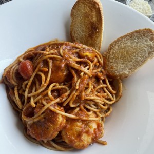 Spaghettis con langostinos con tomare y curry