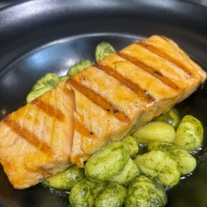 Salmon con salsa de maracuya y gnocchi al pesto