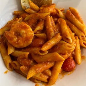 Pasta de langostinos con tomate y curry