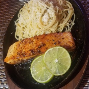 salmon con pasta al olio