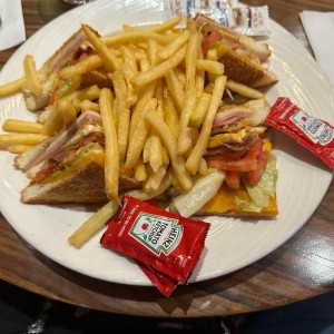 SANDWICHES - Club Sandwich