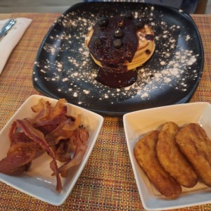 DESAYUNOS - BUTTERMILK PANCAKES con tocino y papas ralladas