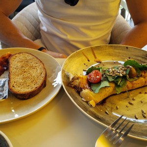 omelette con pan y bacon adicional