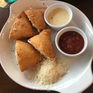 Pizza frita con salsa Alfredo