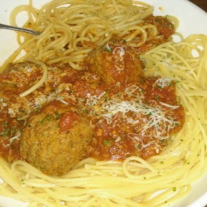 Spaguetti con Albondigas