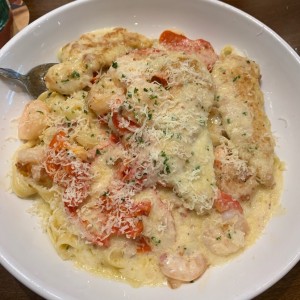 shrimp and chikeng Fettuccini 