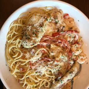 pasta con pollo y camarones