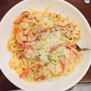 Spaguetti con camarones y pollo carbonara.