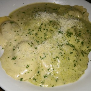 Raviolis de Queso con Pesto