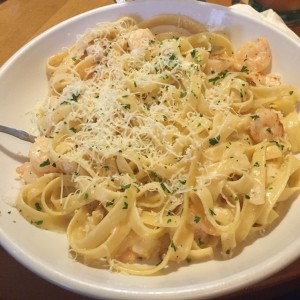 Clasicas Favoritas - Fettucine Alfredo con camarones